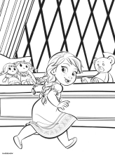 Маленькая Эльза бежит к своим игрушкам.